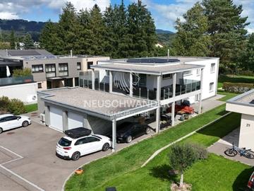 Im Dorf Bassecourt gibt es eine Villa mit mehreren zum Verkauf stehenden Häusern
