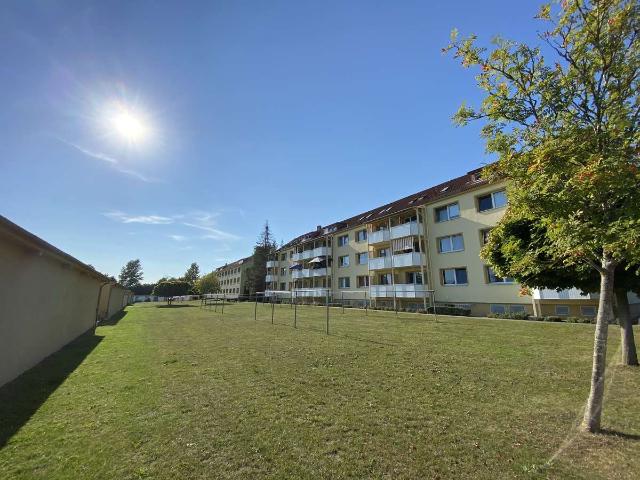 Im Erdgeschoss mit Balkon! Vollständig renovierte 2 Raum Wohnung zur Sonnenseite