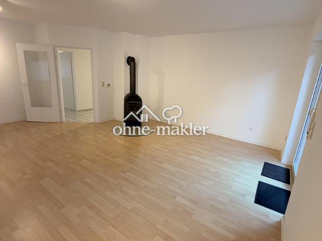 Im Ergeschoß mit Terrasse u. kl. Garten, 3 ZKB, EBK, HWR, Waschtrockner, Kaminofen, Carport mit AR