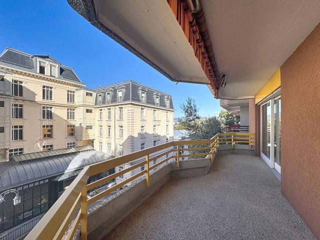 Im ersten Stock – Große 3,5 Zimmer auf einer Ebene von 79 m² + Balkon