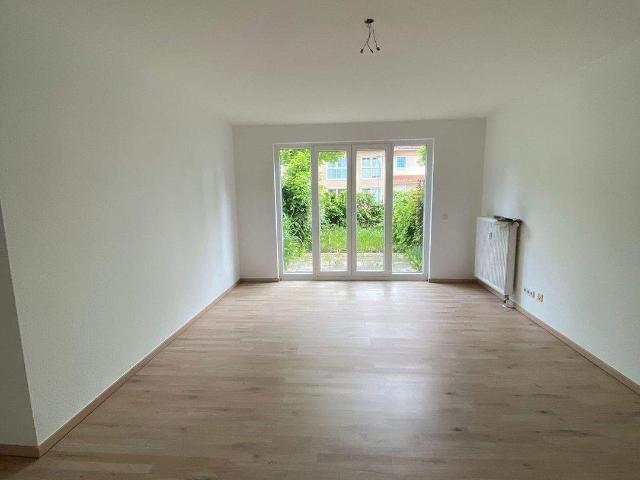Im GrÃ¼nen gelegene 1 Zimmer Wohnung mit Terrasse / Gartenanteil *Wannenbad mit Toilette und Fenster *Laminat / PVC