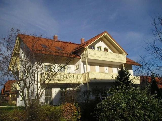 Im grünen, ruhig gelegene 3 Raumwohnung im Erdgeschoß zu vermieten