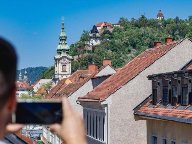 Im Herzen der Grazer Altstadt: Traumhaft schöne Dachgeschoßwohnung mit Klimaanlage in bester Innenstadtlage: 3 Zimmer, 89m², Terrasseneinschnitte sind genehmigt und geplant!
