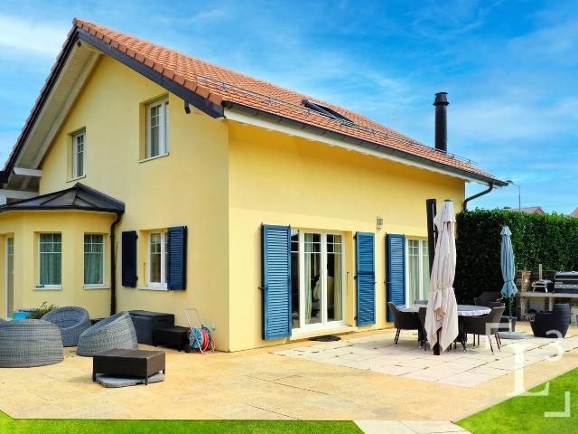 Im Herzen des Dorfes! Einstehende Villa mit Garten