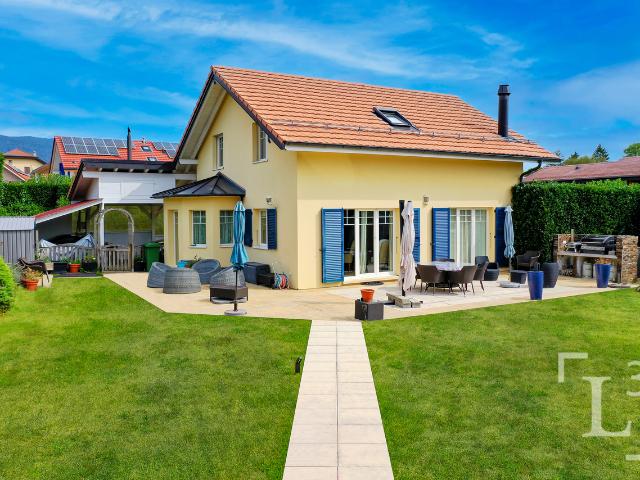 Im Herzen des Dorfes! Einstehende Villa mit Garten