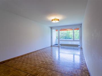 Im Herzen einer grünen Umgebung entdecken Sie diese geräumige 4,5 Zimmer Wohnung im Vintage Stil