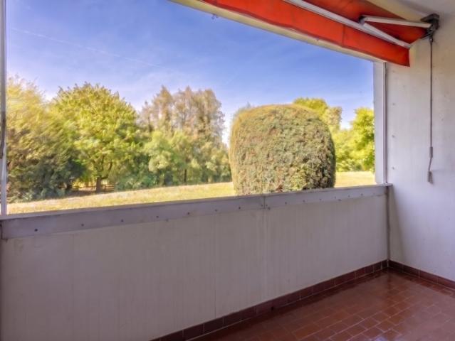 Im Herzen einer grünen Umgebung entdecken Sie diese geräumige 4,5 Zimmer Wohnung mit Balkon