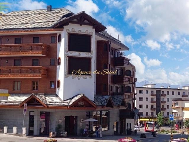 Im Herzen von Crans eine elegante Luxuswohnung mit 3,5 Zimmern und einer großen Terrasse nach Osten ausgerichtet