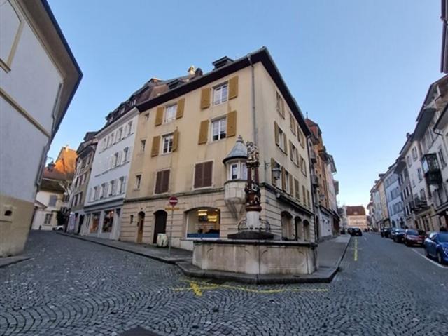 Im Porrentruy Gebäude mit 3 Wohnungen und 1 Geschäft