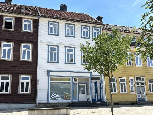 Im Stadtzentrum: vermietetes Wohn und Geschäftshaus mit Hintergebäude und Garagen