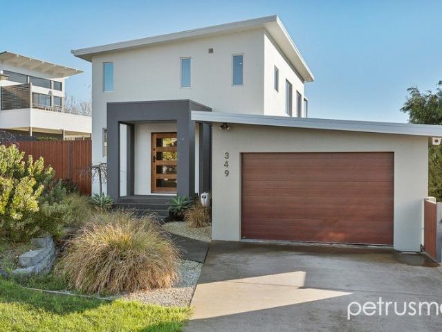 immacculate family home with panoramic views!