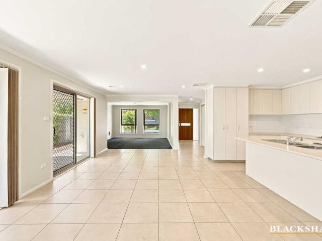 IMMACUATE, SINGLE LEVEL FAMILY HOME WITH MULTIPLE LIVING AREAS