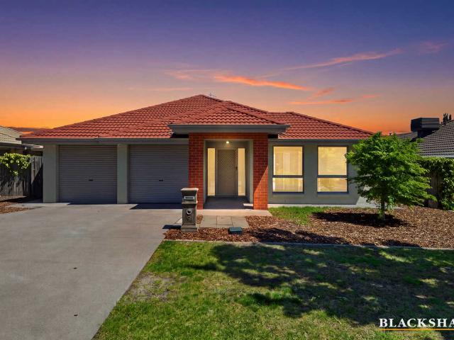 IMMACUATE, SINGLE LEVEL FAMILY HOME WITH MULTIPLE LIVING AREAS