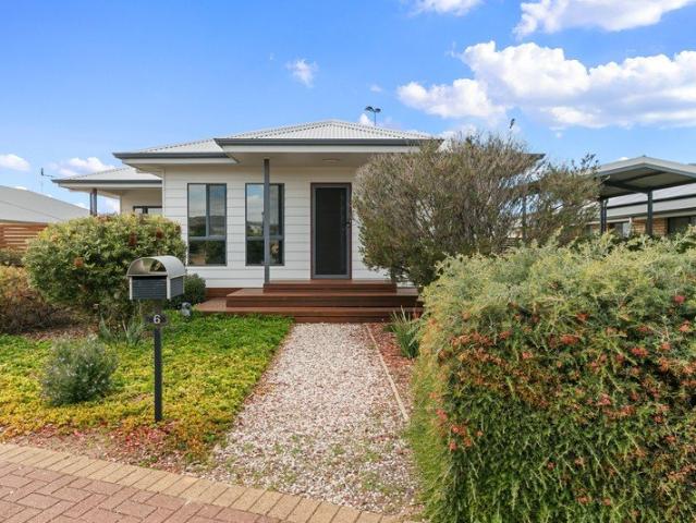 Immaculate Modern Home with Shedding, Outdoor Living and Sea Glimpses