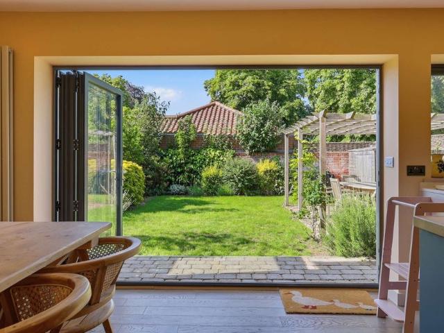 Immaculate modern house in sought after coastal location
