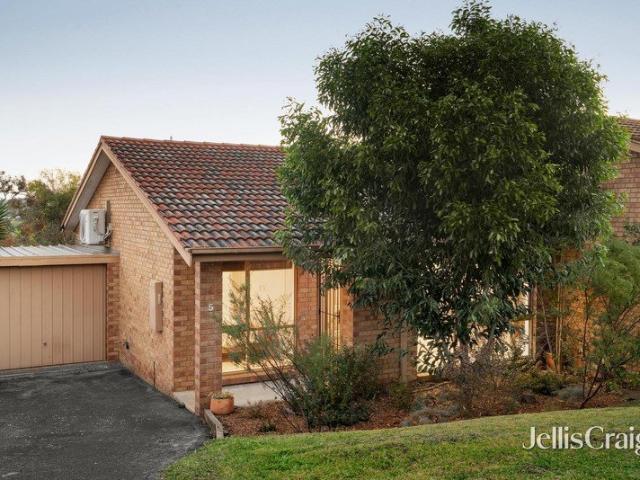 Immaculate, Modern Living In The Heart Of Diamond Creek
