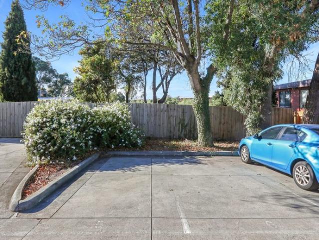 IMMACULATE MODERN RETREAT IN TOP LOCATION!