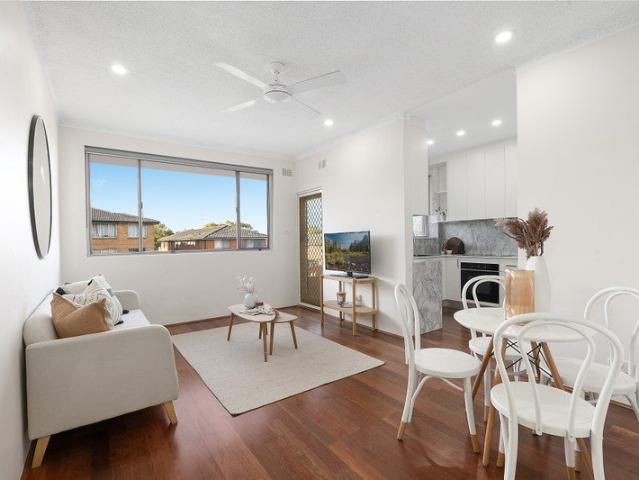 Immaculate North Facing Top Floor Apartment of Exceptional Convenience