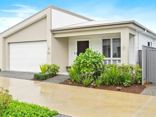 2 Story Home with it very own internal lift and dual living this home has it all