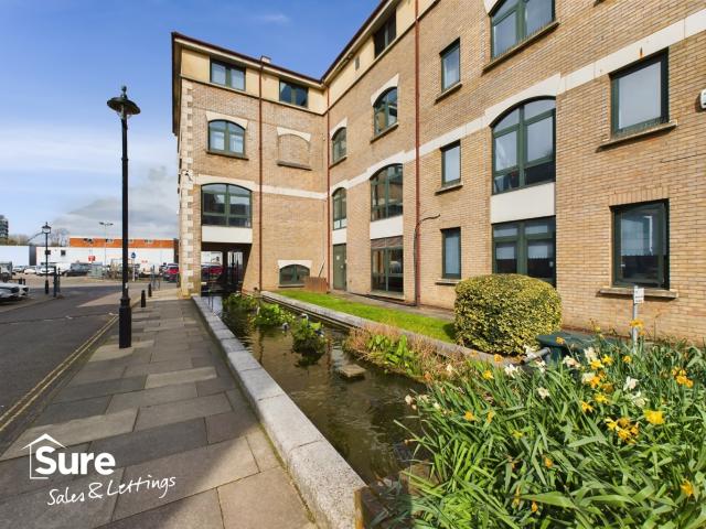 Immaculate One Bedroom Apartment with Secure Parking located in Corner Hall