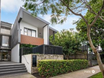 Immaculate one bedroom apartment in prestigious Bulimba