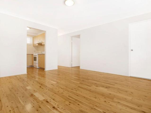 Immaculate One bedroom unit with air conditioning