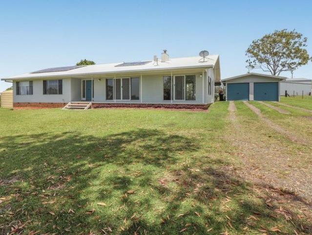 Immaculate Acreage close to Town