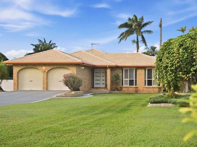 Immaculate Acreage Living in Exclusive Rivergum Court!