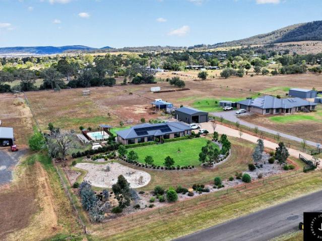 IMMACULATE ACREAGE LIVING!