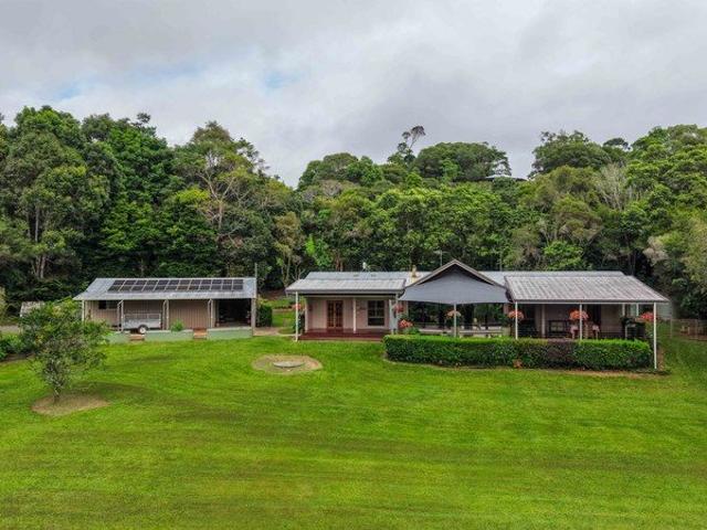 Immaculate Acreage Retreat with Lake Views on 1.16ha