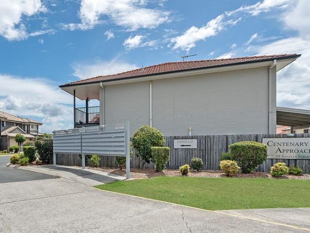 IMMACULATE AIR CONDITIONED 3 BEDROOM TOWNHOUSE IN POPULAR, CENTRALLY LOCATED COMPLEX