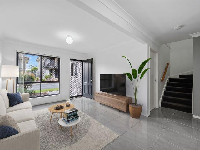 IMMACULATE AIR CONDITIONED 3 BEDROOM TOWNHOUSE IN POPULAR, CENTRALLY LOCATED COMPLEX
