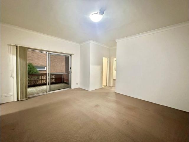 Immaculate and Spacious Unit Near Transport and St George Hospital