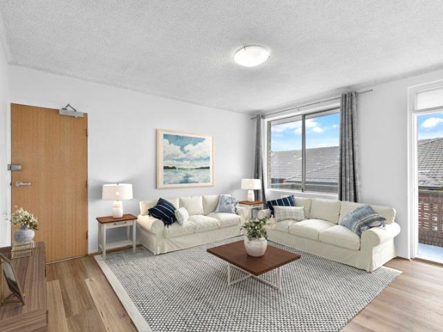 IMMACULATE APARTMENT IN THE HEART OF DEE WHY!