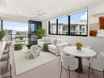 Immaculate Apartment in Outstanding West End Location!