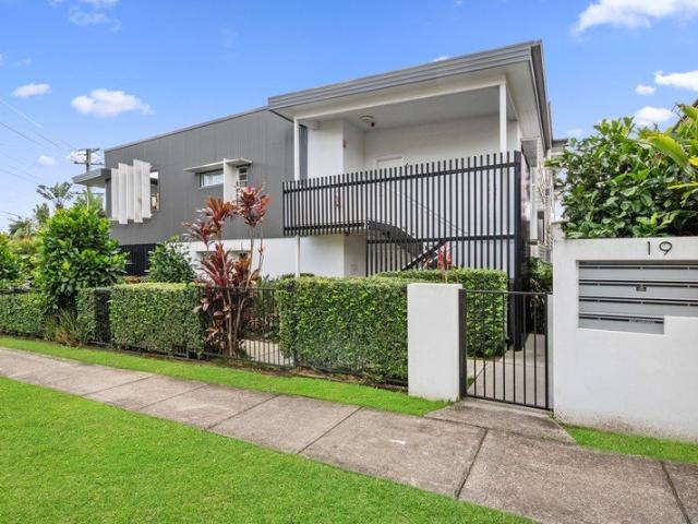 IMMACULATE APARTMENT IN SENSATIONAL LOCATION