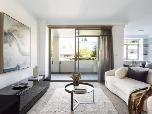 Immaculate apartment in sought after Paddington Green