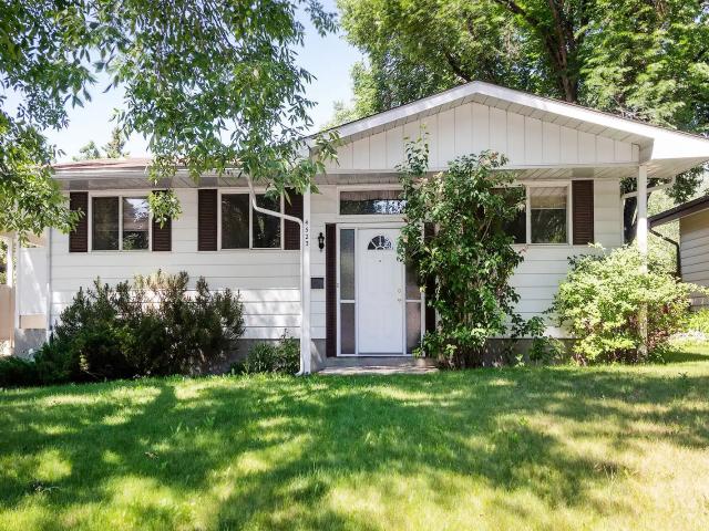 Immaculate Bungalow with carport in Charelswood