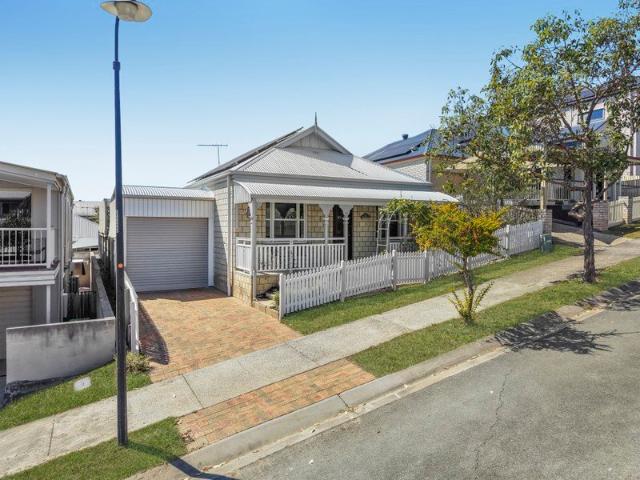 Immaculate Cottage in Great Location!