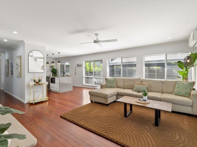 Immaculate Cottage Living | Footsteps to Shops and Waterfront Parklands