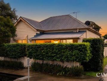 Immaculate Cottage with Off Street Parking