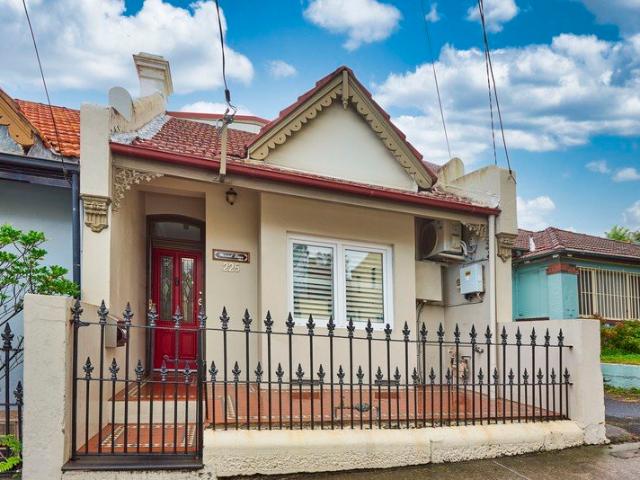 Immaculate Dual Level Inner City Retreat