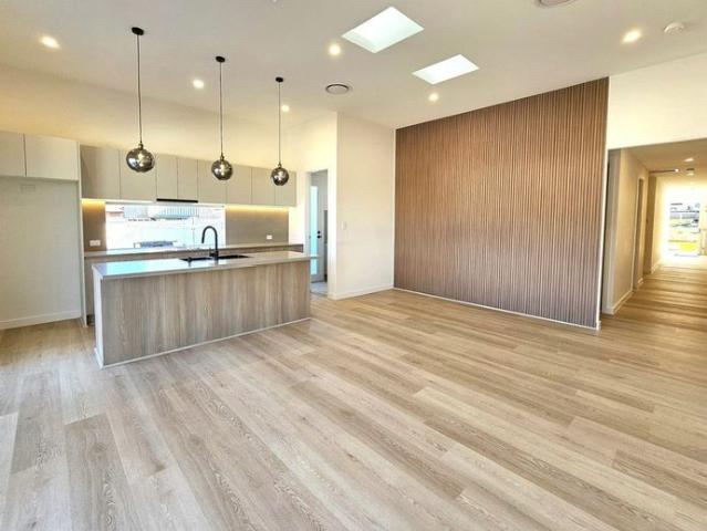Immaculate Duplex with Quality Fixtures