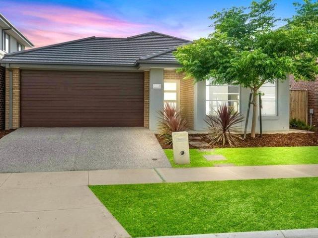 IMMACULATE EAST FACING FAMILY HOME IN SEABROOK SCHOOL ZONE