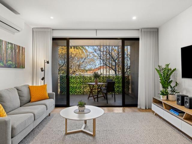 Immaculate, Easy Care Living with Leafy Treetop Outlook