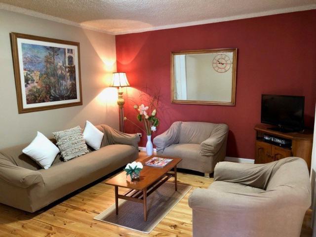 IMMACULATE FULLY FURNISHED UNIT LIFESTYLE AND LOCATION AT YOUR FRONT DOOR