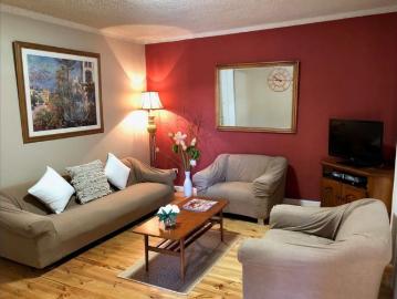 IMMACULATE FULLY FURNISHED UNIT LIFESTYLE AND LOCATION AT YOUR FRONT DOOR