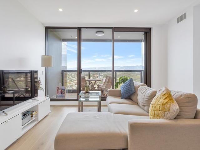 IMMACULATE FURNISHED APARTMENT WITH STUNNING VIEWS!