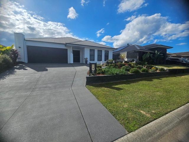Large Immaculate Brick Home with Mountain Views,40sqm Enclosed Entertaining Area