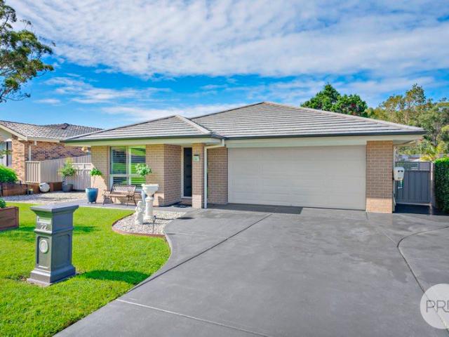 Immaculate Family Entertainer with Pool and Side Access